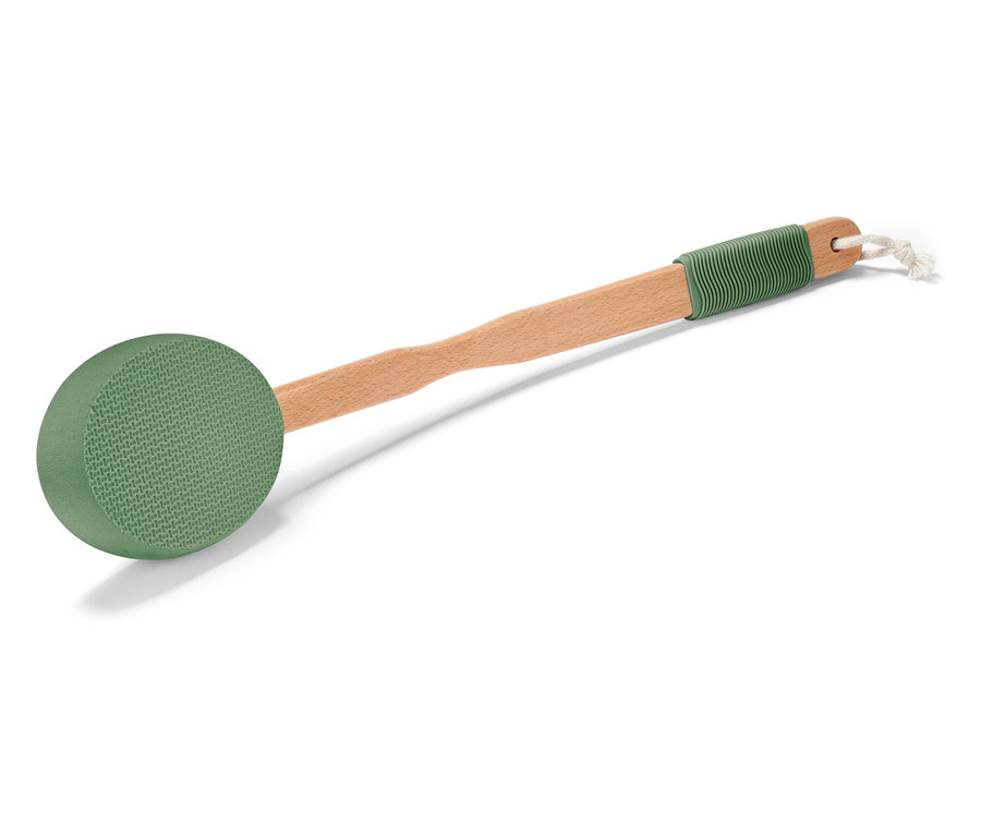 Zielona gąbka do mycia z drewnianą rączką i sznurkiem do zawieszenia.