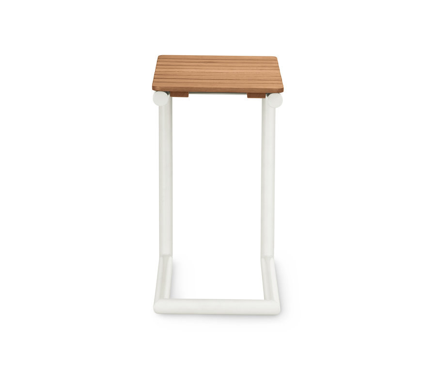 Szczegółowy widok stolika z drewnianym blatem i białą metalową ramą.