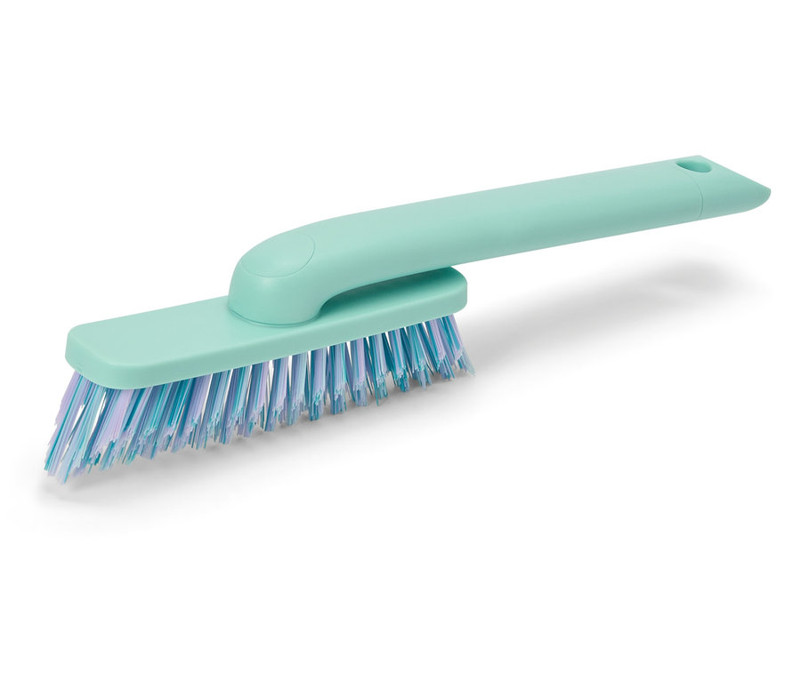 Turkusowa szczotka podłogowa z fioletowym włosiem.