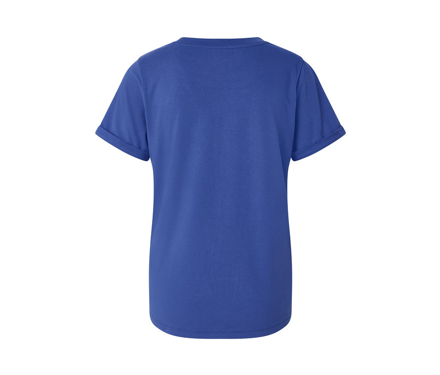 Niebieska koszulka sportowa z podwiniętymi rękawami.