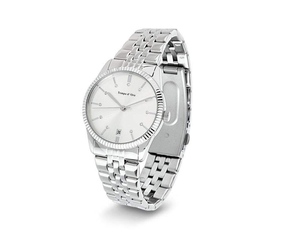 Srebrny zegarek z metalową bransoletą i białą tarczą.