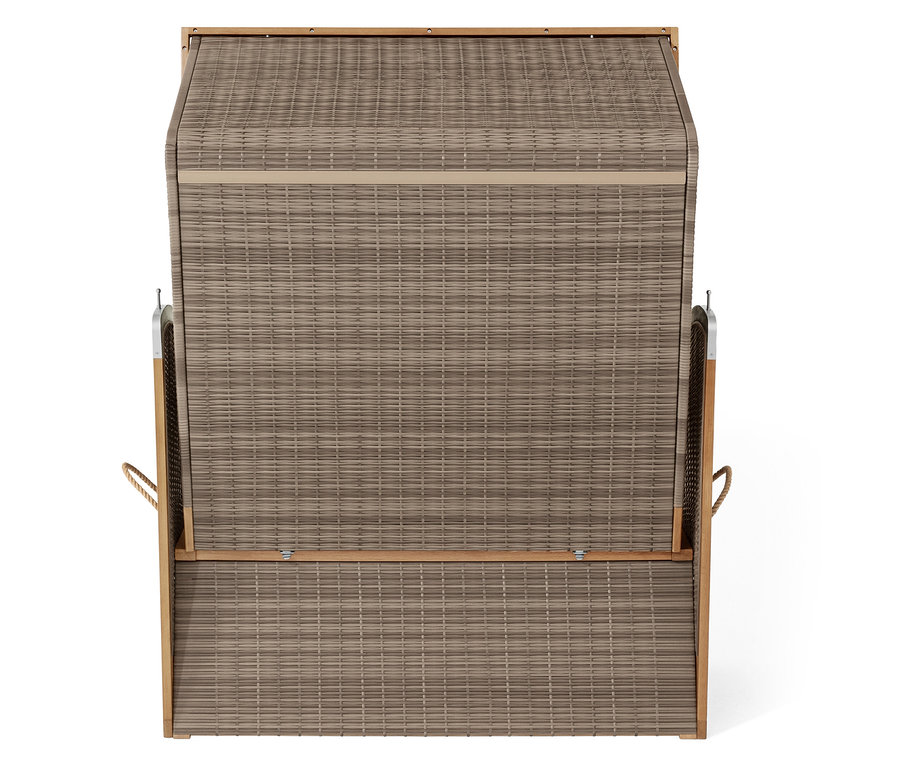 Widok z góry na wiklinowy kosz plażowy z drewnianą ramą.