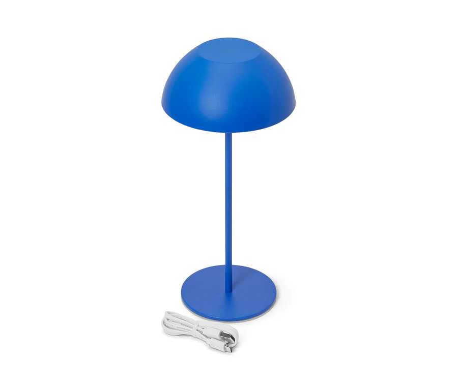 Niebieska akumulatorowa lampa stołowa LED i kabel do ładowania.
