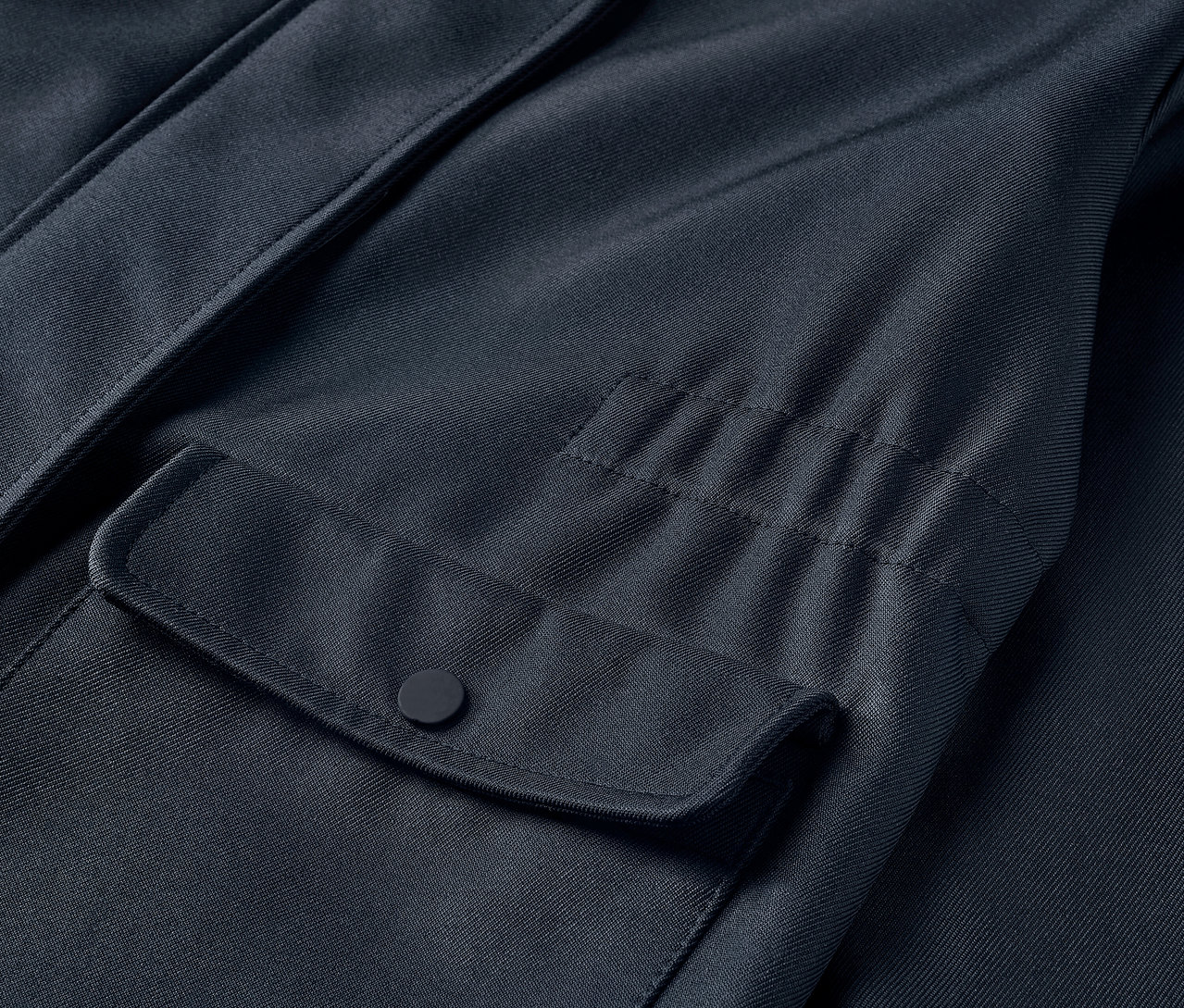 Zbliżenie na płaszcz z softshellu z kieszenią.