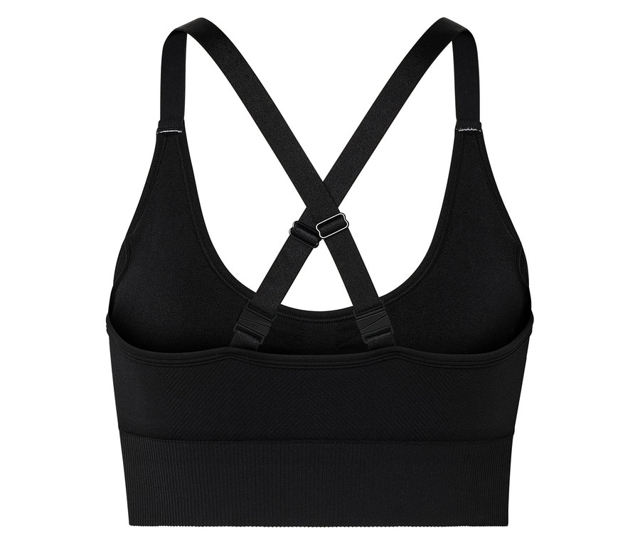 Szczegół czarnego topu sportowego ze skrzyżowanymi ramiączkami.