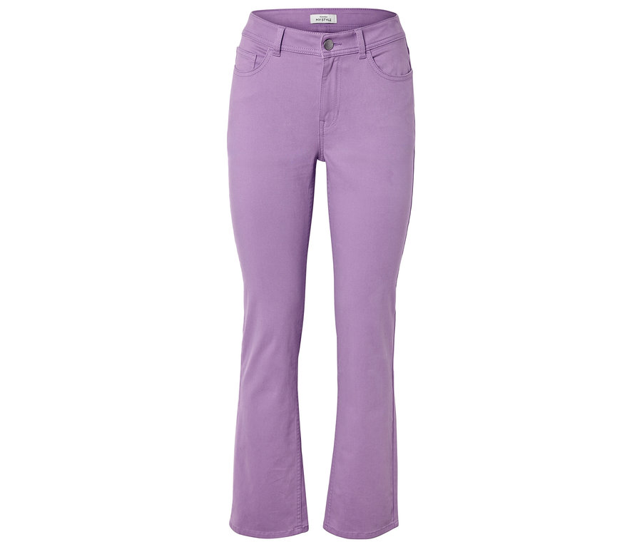 Liliowe dżinsy z rozszerzanymi nogawkami na białym tle.