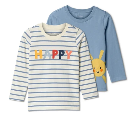 Dwa dziecięce T-shirty z długim rękawem leżą jeden na drugim. Jeden jest w paski z napisem "HAPPY", a drugi jest niebieski ze słońcem.