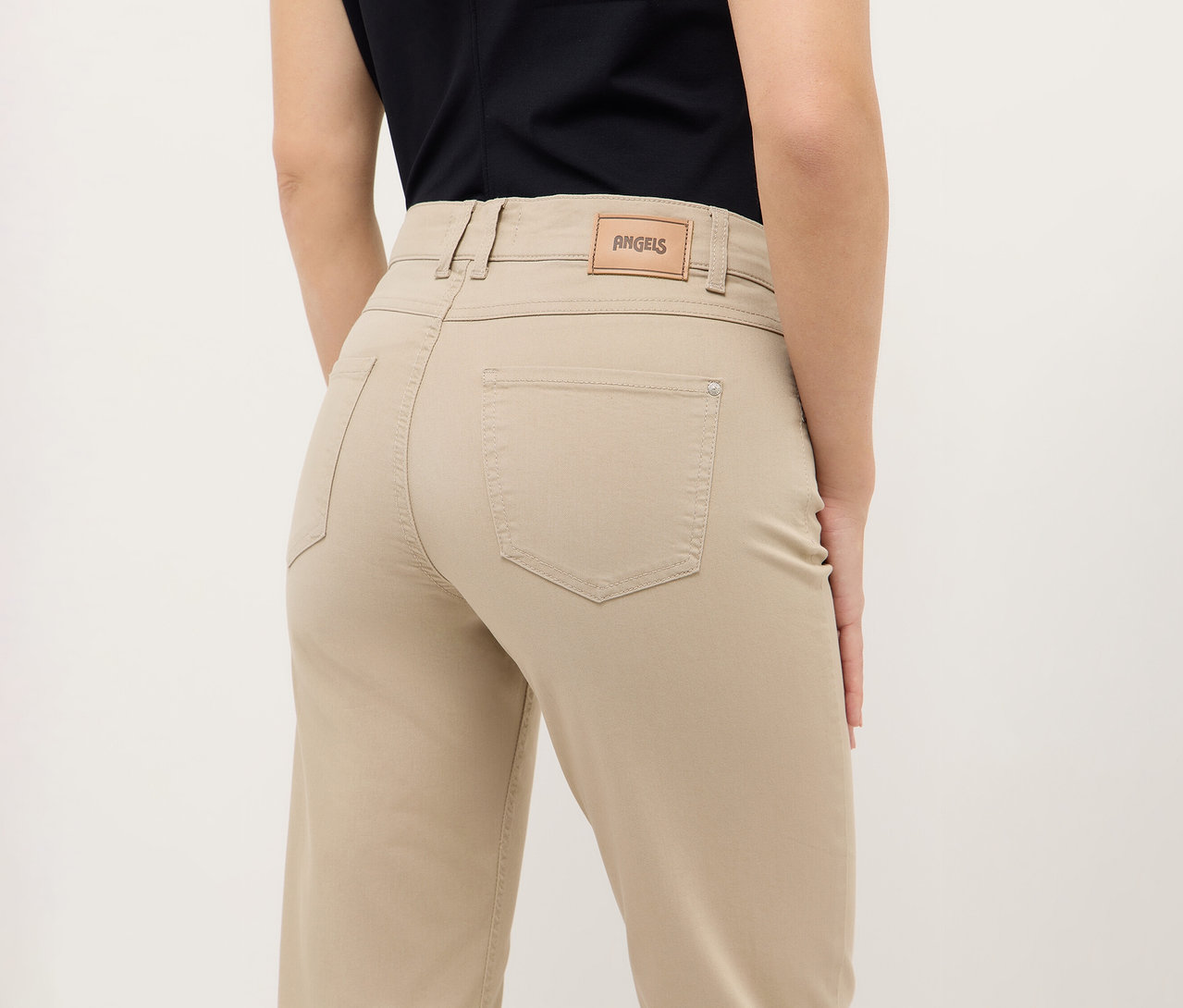 Widok z tyłu kobiety w dżinsach Angels „Lara”, Straight Fit.