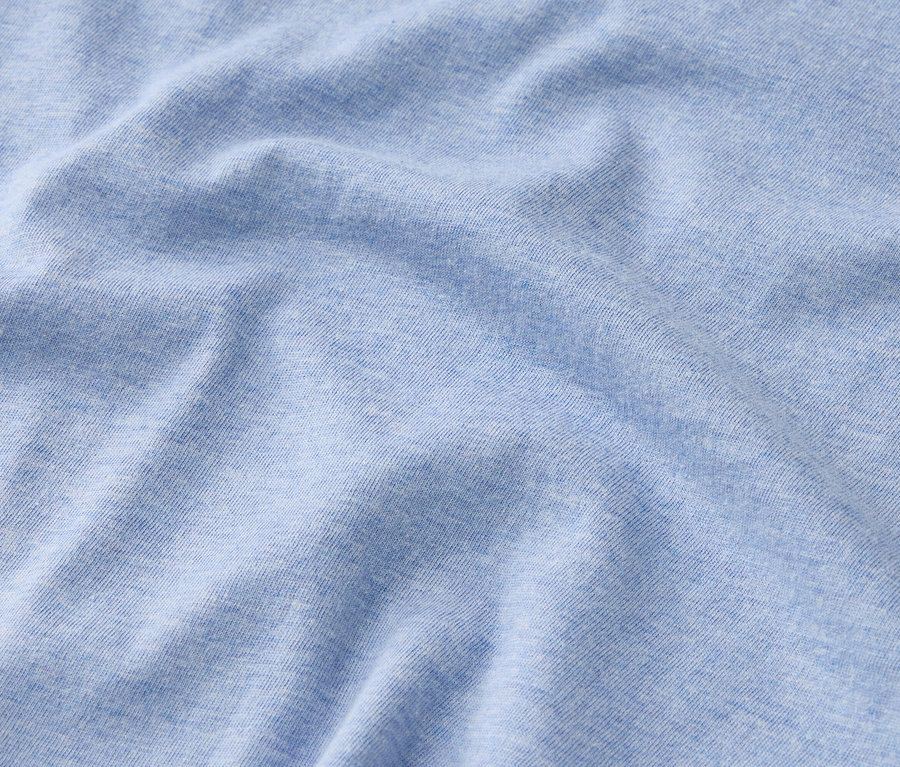 Zbliżenie na jasno-niebieski materiał z fałdami.