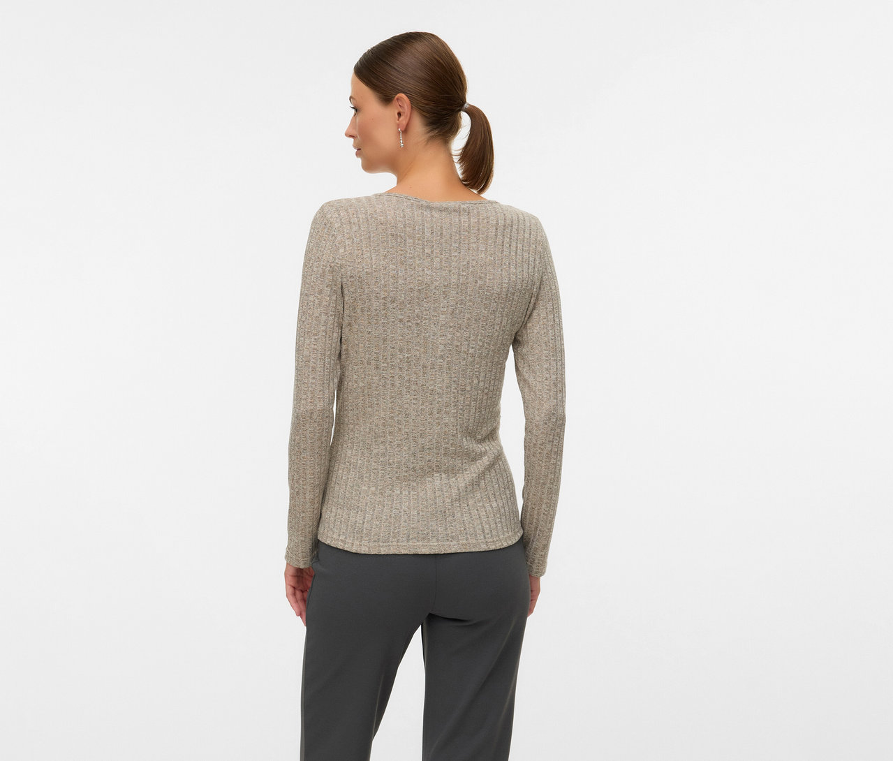 Kobieta od tyłu w koszulce MAMALICIOUS „MLPAMMIE LIA”, szara melanżowa, z długimi rękawami i szarymi spodniami na białym tle.