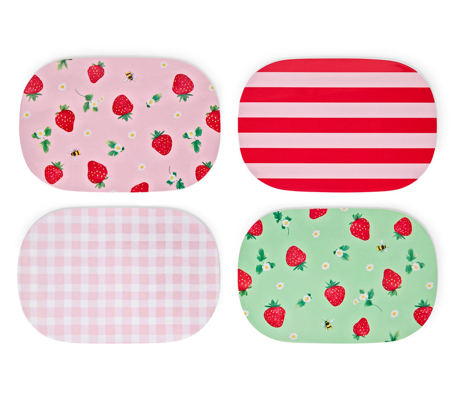 Cztery podkładki na stół leżą na białym tle. Podkładki mają wzory truskawek, pasków i kratki.