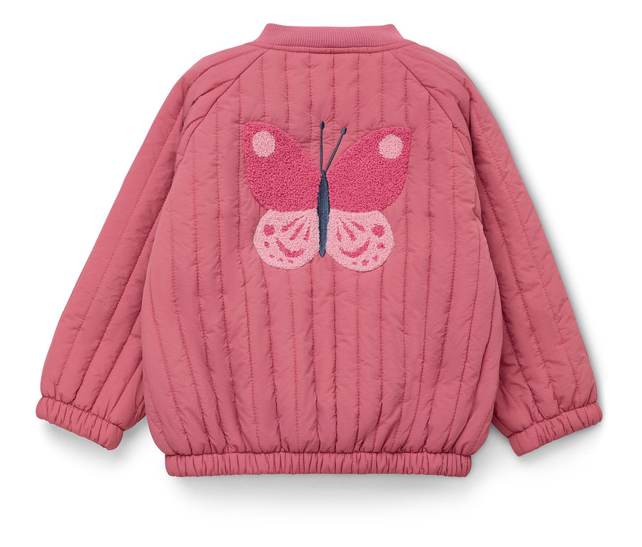 Różowa, pikowana kurtka z różowym motylem na plecach.