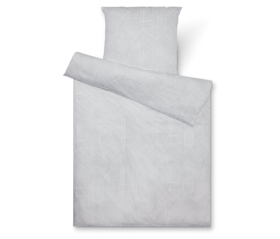 Widok z góry na szary komplet pościeli w geometryczny wzór, składający się z poszewki na poduszkę, kołdry i częściowo zwiniętej poszwy.