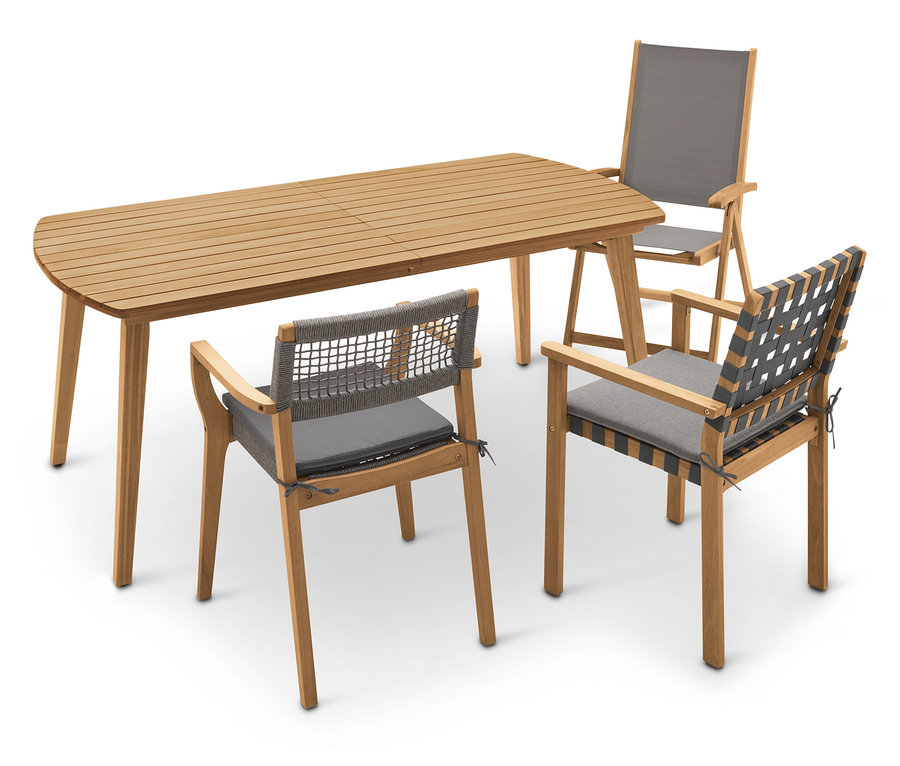Drewniany stół z trzema krzesłami z szarymi poduszkami.