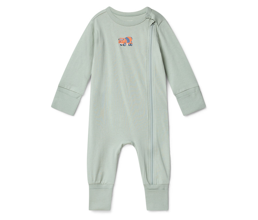 Jasnozielony pajacyk niemowlęcy z pomarańczowym motywem betoniarki na piersi leży na białym tle.