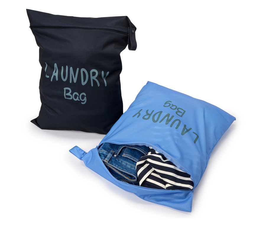 Dwa worki na pranie, jeden czarny, a drugi niebieski, przy czym niebieski jest wypełniony dżinsami i koszulą w paski.