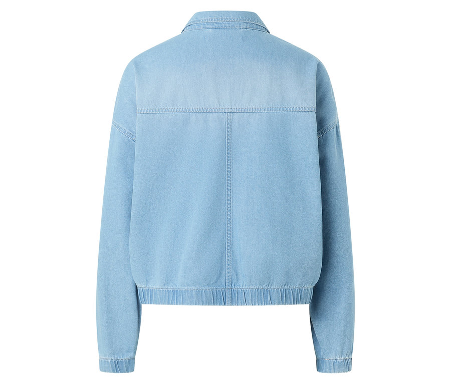 Widok z tyłu jasnoniebieskiej kurtki dżinsowej zapinanej na guziki.