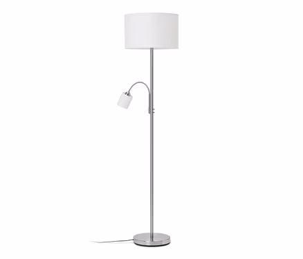 Srebrna lampa podłogowa z dużym białym cylindrycznym abażurem i mniejszą, regulowaną lampką do czytania z białym abażurem, stojąca na okrągłej podstawie.