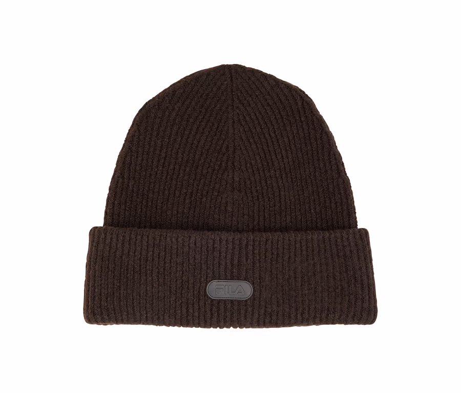 Ciemnobrązowa prążkowana czapka beanie z wywiniętym brzegiem i czarną naszywką z logo Fila z przodu.