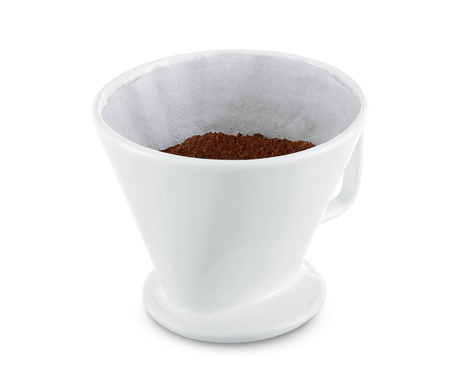 Kawa w białym, ręcznym filtrze do kawy, rozm. 4, z papierowym filtrem.