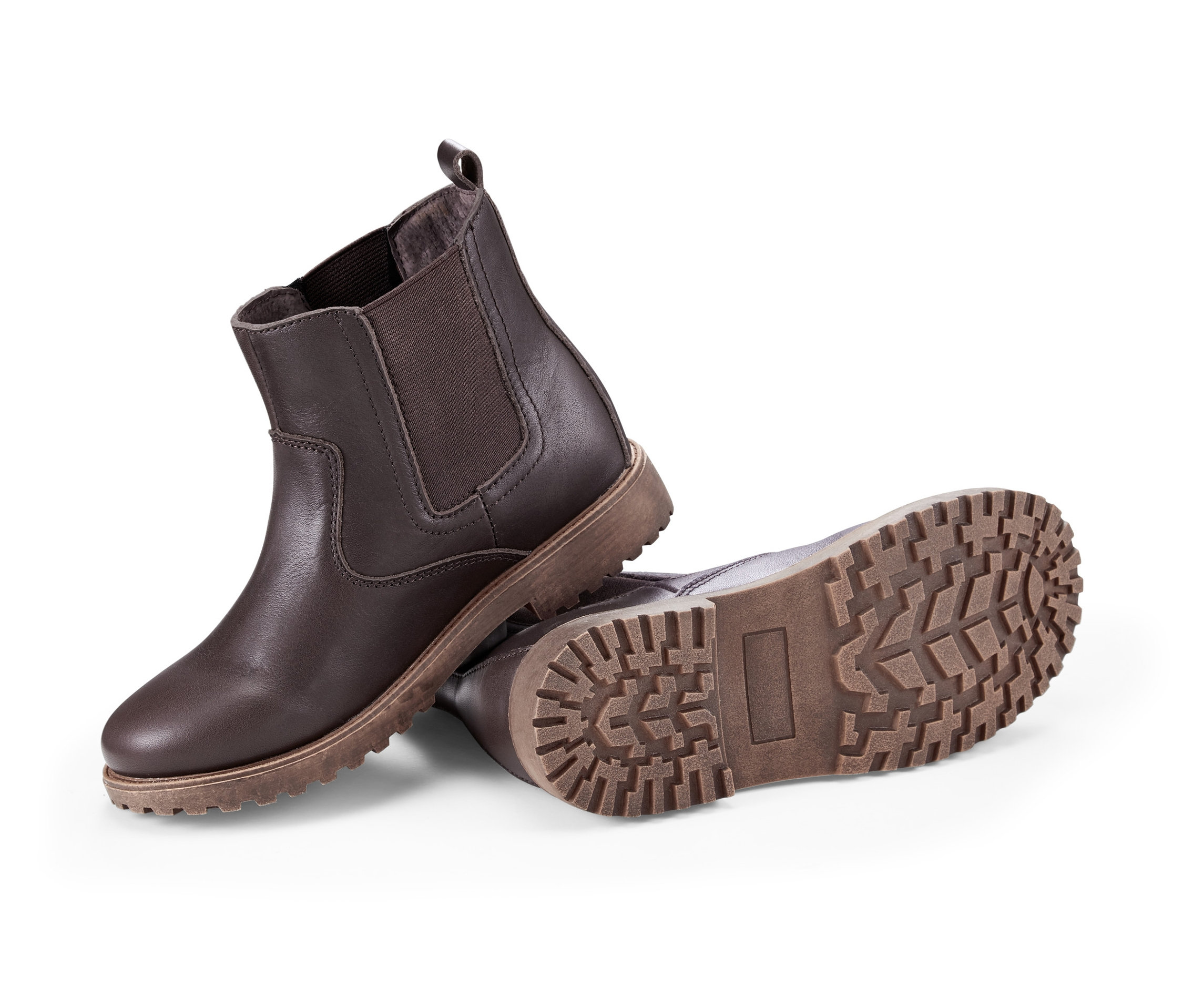 Dwa skórzane botki na białym tle.