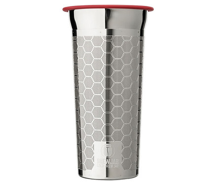 Metalowy słoik z zaparzaczem na zimno »BrewJar« z czerwoną pokrywką.