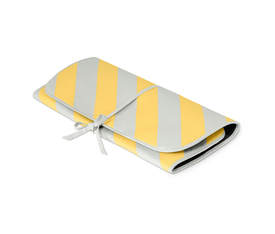 Złożona mata do prasowania w szare i żółte paski z wiązanymi wstążkami.