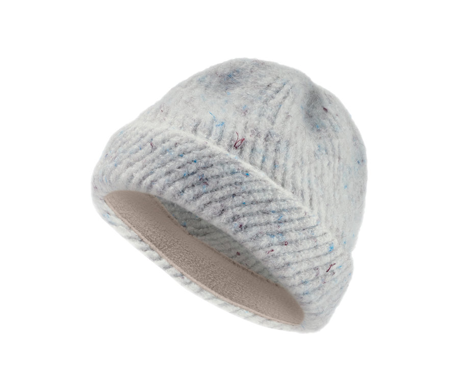 Zbliżenie na czapkę z dzianiny.