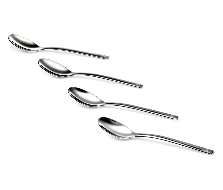 Cztery srebrne łyżeczki do kawy, zestaw 4 szt., ułożone diagonalnie na białym tle.