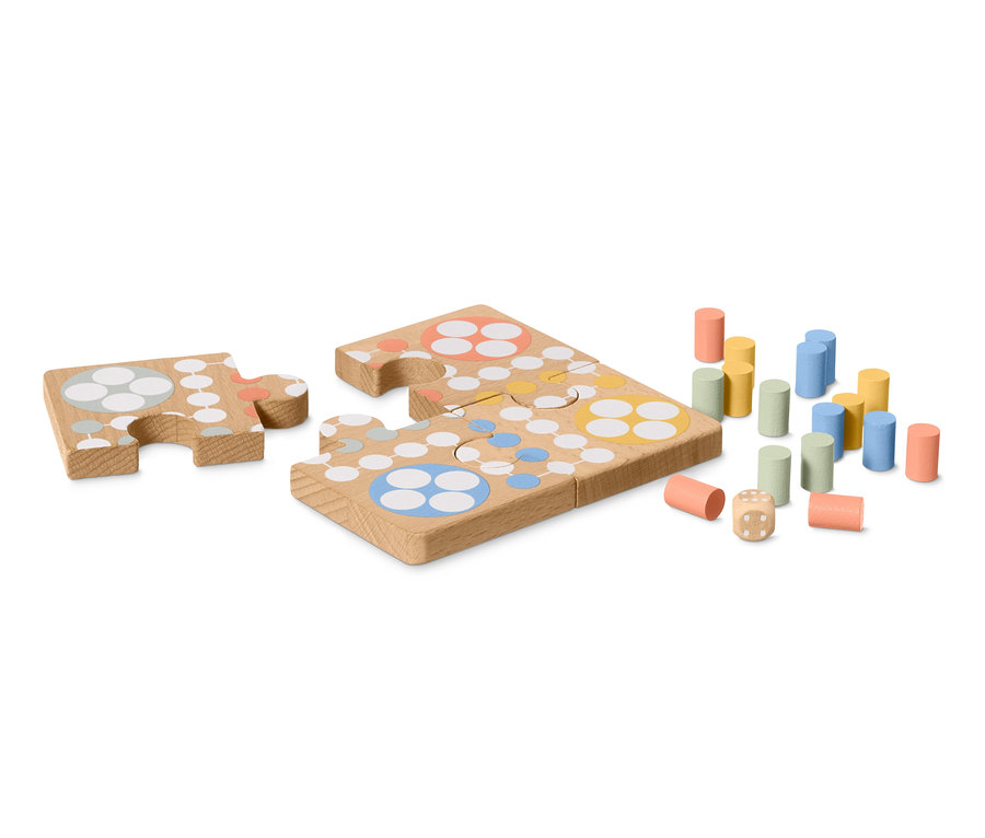 Dwa elementy układanki Puzzle Ludo, zestaw kolorowych pionków i kostka na białym tle.