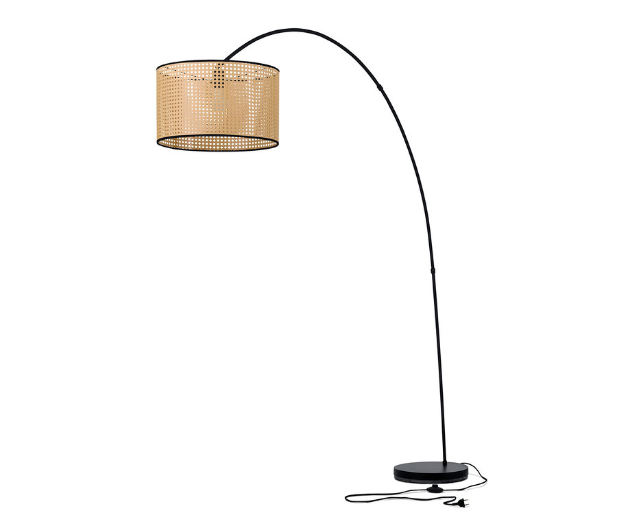 Czarna lampa podłogowa z abażurem z plecionki.