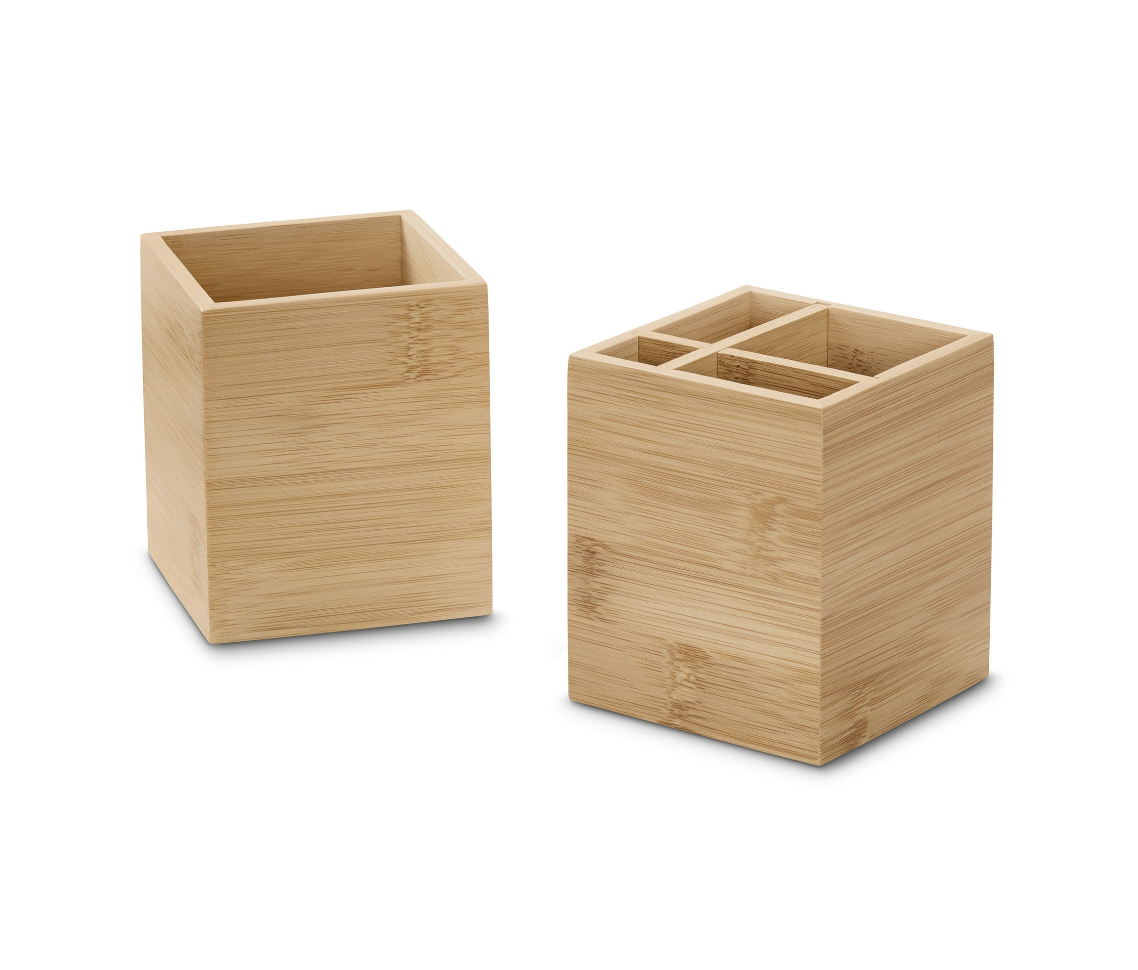 Dwa bambusowe pojemniki.