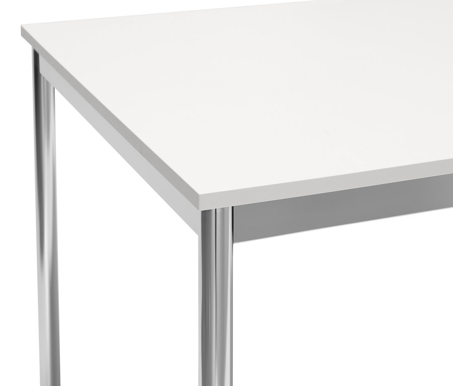 Szczegół białego biurka »CN3« z metalowymi nogami.