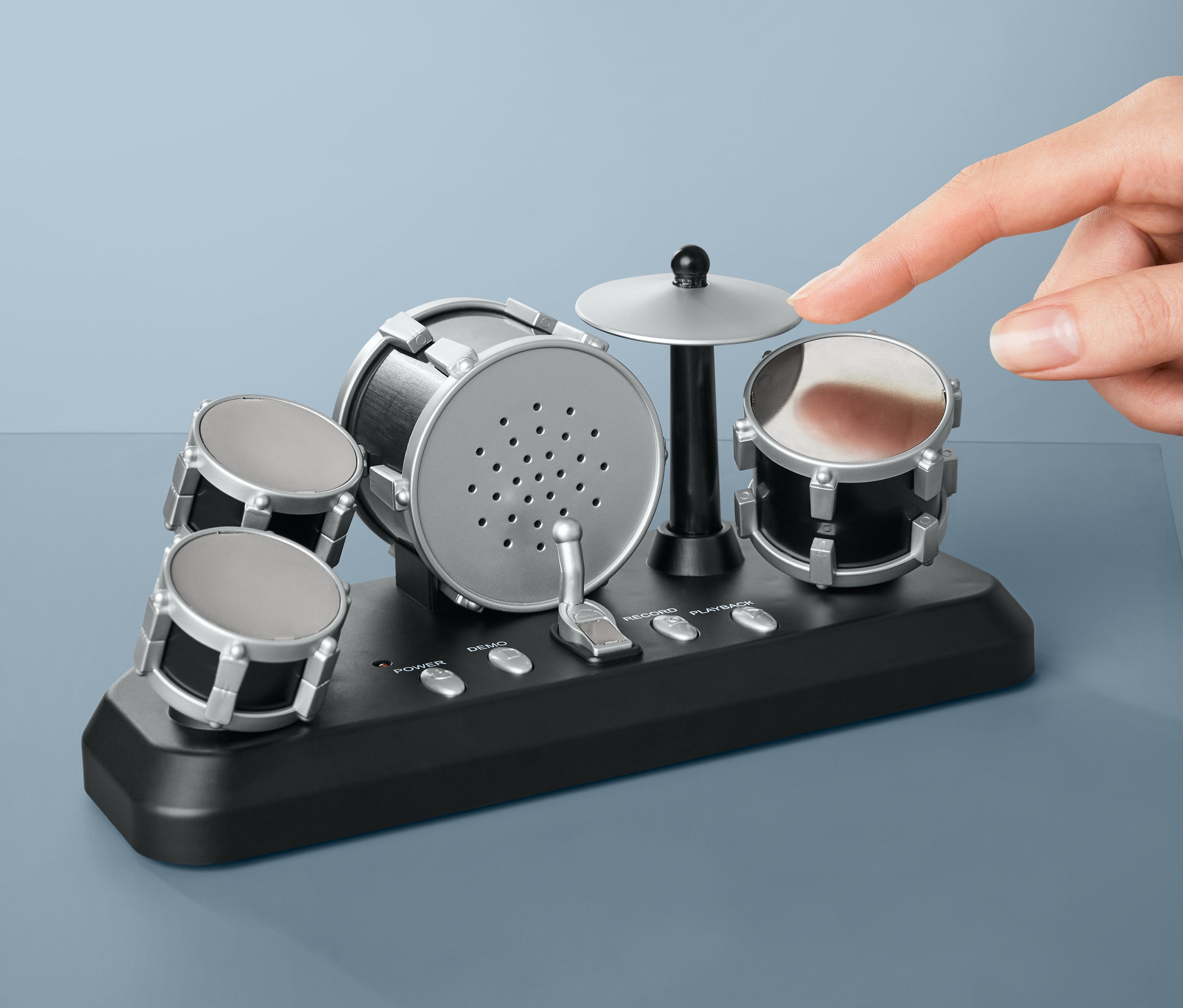 Palec gra na perkusji do grania palcami.