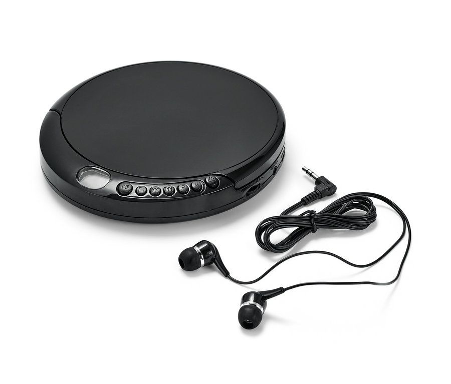 Czarny przenośny odtwarzacz CD i słuchawki na białym tle.