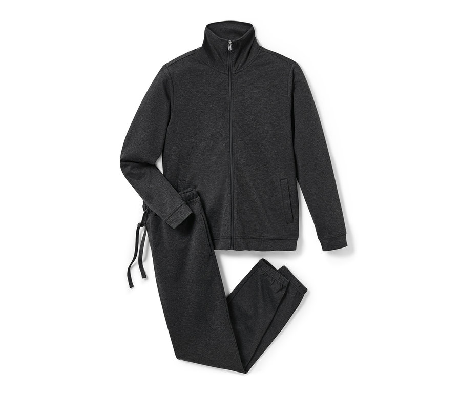 Szary zestaw ubrań domowych z zamkiem błyskawicznym i spodniami ze sznurkiem leży na białym tle.