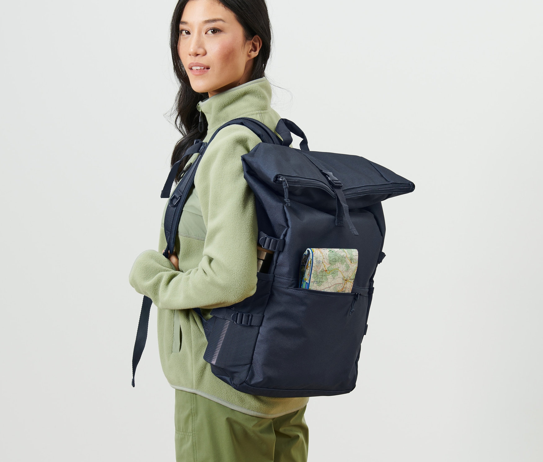 Kobieta z plecakiem outdoorowym.