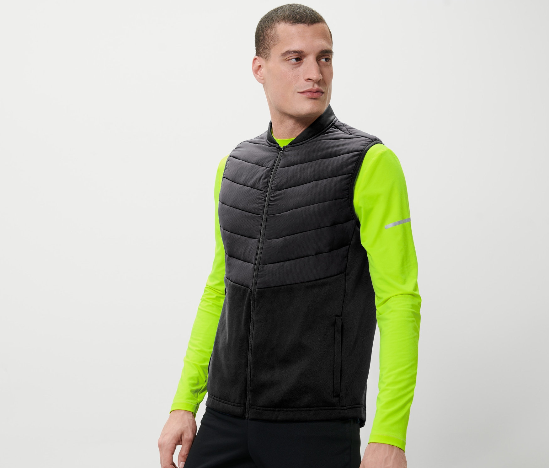 Mężczyzna ma na sobie kamizelkę termoaktywną.