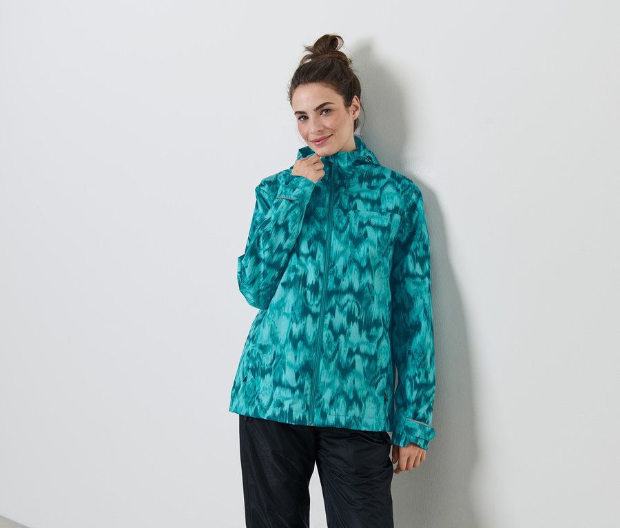 Kobieta ma na sobie kurtkę przeciwdeszczową z nadrukiem.