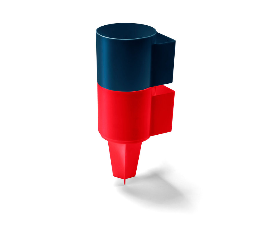 Zbliżenie na czerwono-niebieski plażowy uchwyt na kubki, 2 sztuki.