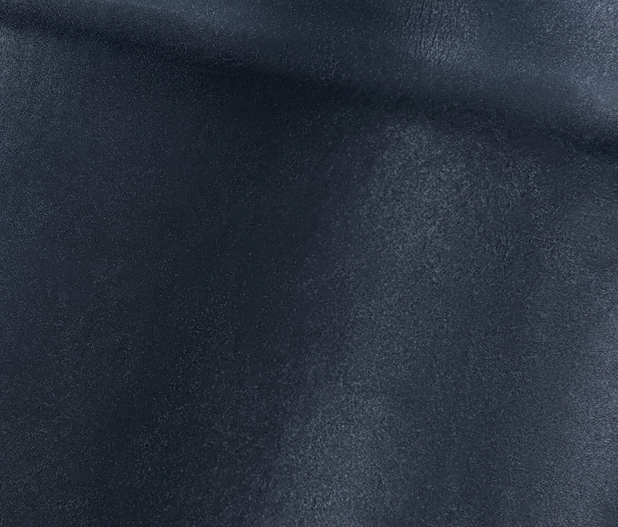 Zbliżenie na granatowe Skarpetki pielęgnujące stopy.