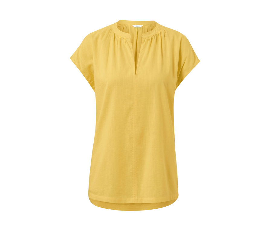 Żółta bluzka z krótkim rękawem.