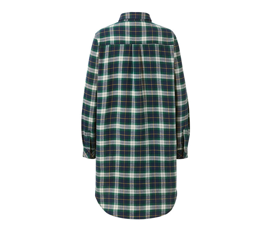 Widok z tyłu zielonej, flanelowej koszuli nocnej w kratę.