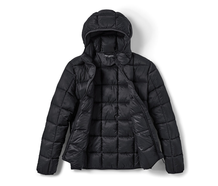 Czarna kurtka pikowana z kapturem leży otwarta na jasnym tle.