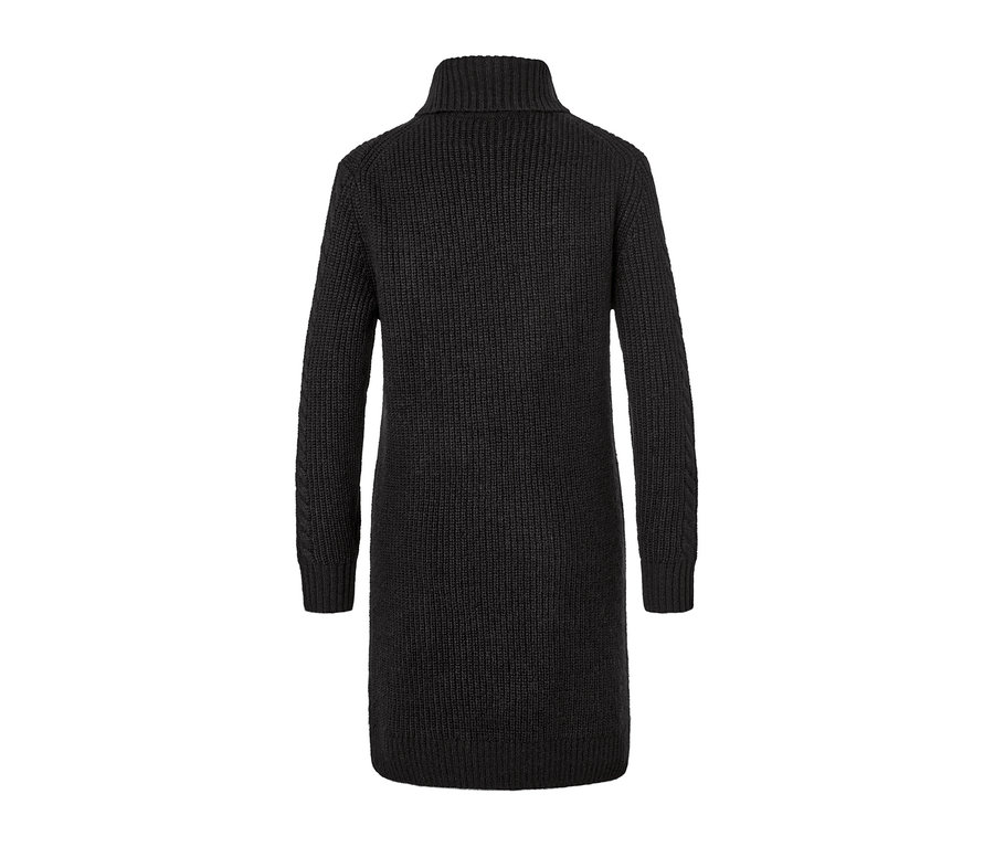 Zbliżenie na czarny, długi sweter z warkoczowym wzorem.