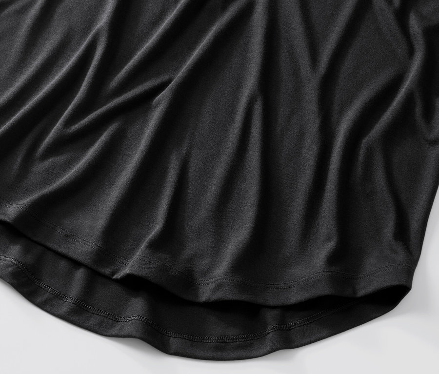 Zbliżenie na czarną, długą koszulkę.