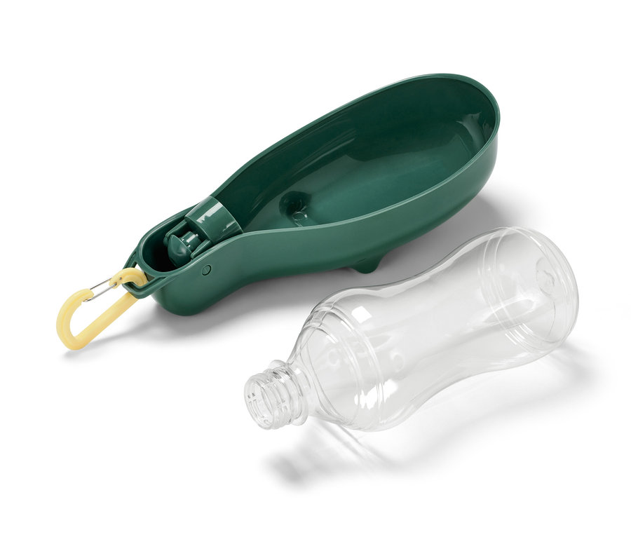 Butelka dla psa z miską leży obok przezroczystej plastikowej butelki.