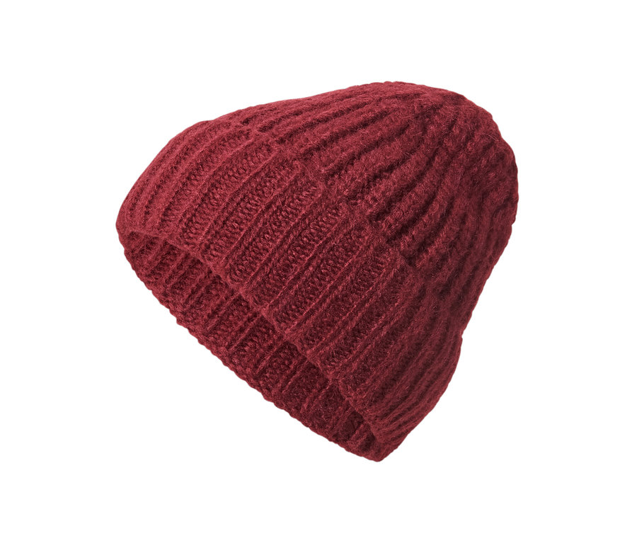 Czapka dzianinowa z wełną na białym tle.