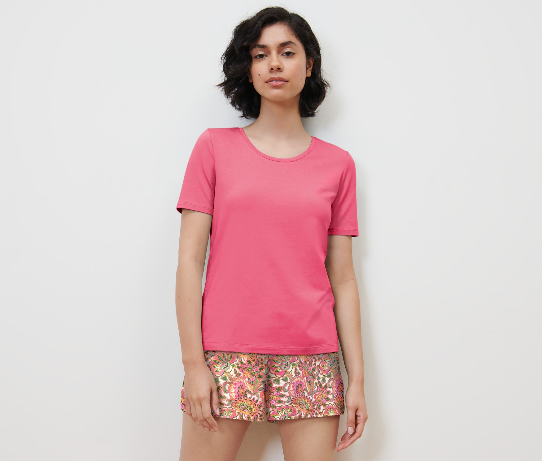 Kobieta ma na sobie piżamę z krótkimi spodenkami.