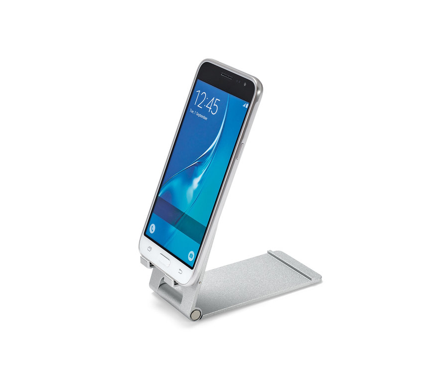 Srebrny smartfon umieszczony jest w stojaku na smartfon lub tablet.